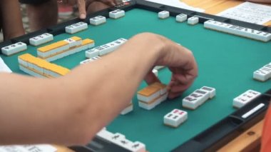 Mahjong döşeme tabanlı Asya oyun oynayan insanlar. Tablo kumar