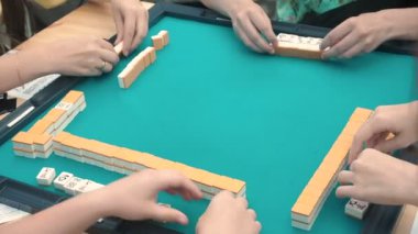 Mahjong döşeme tabanlı Asya oyun oynayan insanlar. Tablo kumar