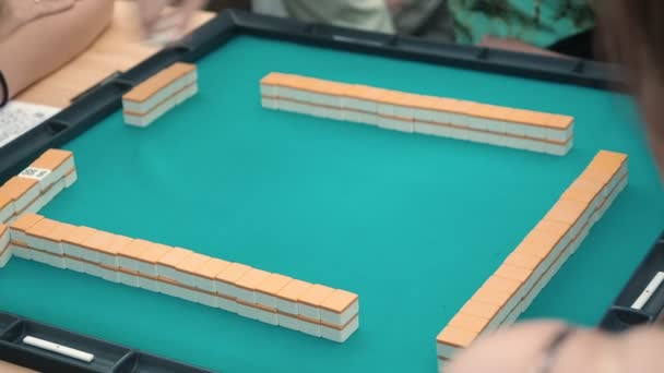 Gente jugando Mahjong juego basado en azulejos asiáticos. Juego de mesa — Vídeo de stock