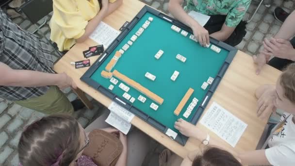 Moscow, Oroszország - 2018. augusztus 09.: Japán fesztivál Moszkvában. Játszó gyerekek mahjong ázsiai cserép-alapú játék. Táblázat szerencsejáték felülnézet — Stock videók