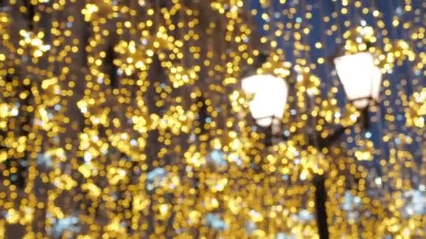 Яркое рождественское освещение. Город украшен к рождественскому празднику. Новогодние огни, украшающие шиммеринг боке — стоковое видео