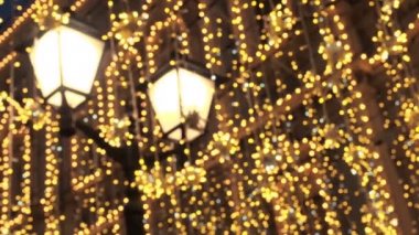 Parlak Noel sokak aydınlatma. Şehrin Noel tatil için dekore edilmiştir. Yeni yıl ışık dekorasyon parıldayan bokeh