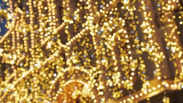 Iluminación de la calle de Navidad brillante. La ciudad está decorada para las fiestas navideñas. Luces de Año Nuevo Decoración Bokeh brillante — Vídeo de stock