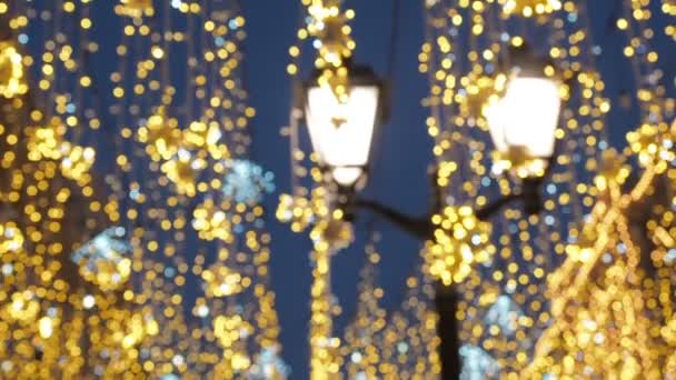 明るい通りイルミネーション。都市は Christmastide 休日に飾られています。ライトにきらめく飾る正月ボケ — ストック動画