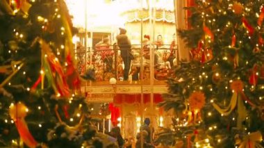 Moskova - 25 Aralık 2017: Çevre Kızıl Meydan'a Noel ağaçları dekore edilmiş ve Noel ve yeni yıl için düzenlenmiş atlıkarınca insanlar. Neşeli Noel Fuarı. Aydınlık dolambaçlı yetişkin ile döner ve