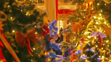 Moskova - 25 Aralık 2017: Çevre Kızıl Meydan'a Noel ağaçları dekore edilmiş ve Noel ve yeni yıl için düzenlenmiş atlıkarınca insanlar. Neşeli Noel Fuarı. Aydınlık dolambaçlı yetişkin ile döner ve