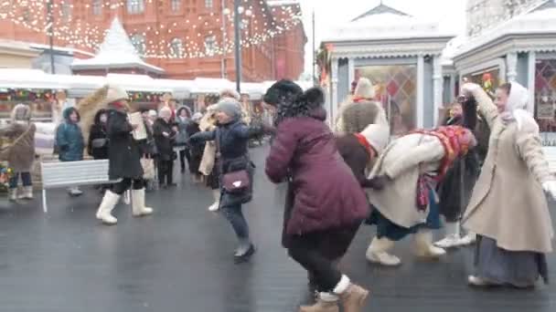 Moskva, Ryssland-februari 2017: Fastlagen festligheter i Moskva. Människor har roligt på Fettisdagen i Ryssland. Förbipasserande dansa och roa förbipasserande med festliga låtar. Maslenitsa Fest — Stockvideo