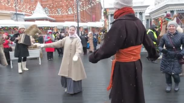 Moskou, Rusland-februari 2017: Stuk festiviteiten in Moskou. Mensen zijn plezier op de Vastenavond in Rusland. Voorbijgangers dansen en vermaken van voorbijgangers met feestelijke nummers. Maslenitsa Fest — Stockvideo