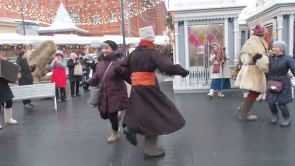Moscow, Oroszország-február 2017: Farsangi búcsúztatás a moszkvai ünnepségek. Az emberek jól érzik magukat a a kibontakozást Oroszországban. Járókelők táncolni és szórakozni járókelők ünnepi dalokkal. Maslenitsa Fest