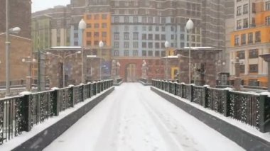 Kar yağışı. Sessiz bir konut kompleksi karlı yolda görünümünü. Konut mahalleler kar süpürme. Ağır çekim