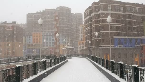 Snöfall. Vy över snöiga vägen i ett lugnt bostadsområde. Bostadskvarter sopa snö. — Stockvideo