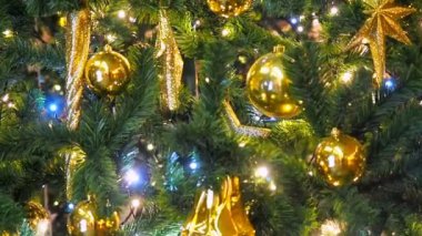 Odak arka plan dışarı ile gece ışıltılı bir Noel ağacı ışıkları kapatın. Dekorasyon ve aydınlatma ile yeni yıl ağacı. Xmas ağacı süslemeleri arka plan.