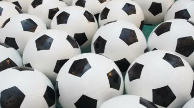 Birçok siyah ve beyaz futbol topları arka plan. Futbol topları saf suda Yüzme