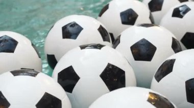 Birçok siyah ve beyaz futbol topları arka plan. Futbol topları saf suda Yüzme