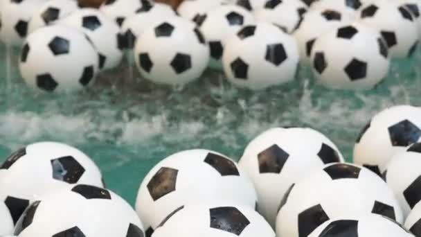 Molte palle da calcio in bianco e nero sfondo. Palle da calcio che nuotano in acqua pura — Video Stock