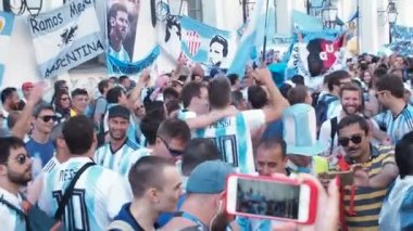 Moskova, Rusya, 20 Haziran 2018: Futbol Dünya Kupası Arjantin futbol taraftarları üzerinde Nikolskaya Street, bir kalabalık cep telefonlarıyla ellerinde bayraklarıyla