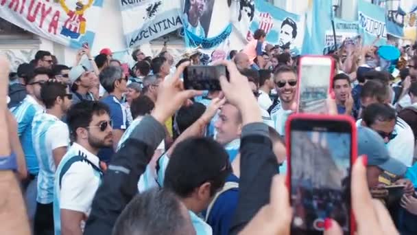Moskwa, Rosja, 20 czerwca 2018 r.: Soccer World Cup argentyński fanów piłki nożnej z flagami na Nikolskaya Street, tłum z telefonów komórkowych w swoje ręce — Wideo stockowe