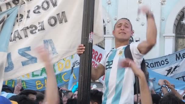 Moskwa, Rosja, 20 czerwca 2018 r.: Soccer World Cup argentyński fanów piłki nożnej z flagami na Nikolskaya Street, jeden z fanów wspiął się na słup i skandowali slogan. Tłum z telefonów komórkowych i — Wideo stockowe