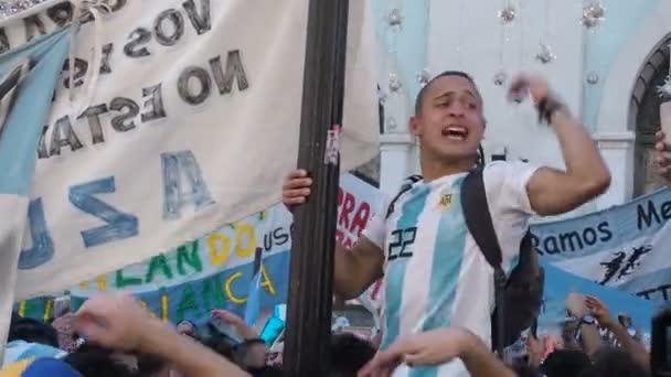 MOSCA, RUSSIA, 20 GIUGNO 2018: Coppa del Mondo di calcio tifosi argentini con le bandiere sulla Nikolskaya Street, Uno dei tifosi ha scalato il palo e ha cantato lo slogan. Folle con telefoni cellulari e — Video Stock
