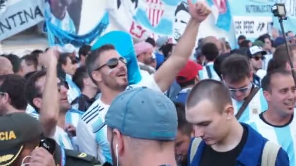 Moskva, Ryssland, 20 juni 2018: Fotboll World Cup argentinsk fotbollsfans med flaggor på på Nikolskaya gatan, en folkmassa med mobiltelefoner i händerna — Stockvideo