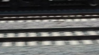 Raylar ve tren hareket sırasında titreşen uyuyanlar. Demiryolu tren penceresinden City hızlı trenin yan görünüm