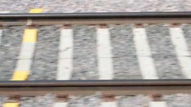 Raylar ve tren hareket sırasında titreşen uyuyanlar. Demiryolu tren penceresinden City hızlı trenin yan görünüm