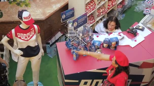 俄罗斯莫斯科-2018年8月5日: 游客购买官方足球运动员制服作为纪念品在销售点的体育商店, 在胶, 莫斯科。妇女问卖家的材料, 从 — 图库视频影像