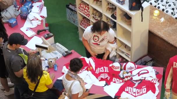 Moscow Rússia Agosto 2018 Turistas Compram Uniformes Oficiais Jogador Futebol — Vídeo de Stock