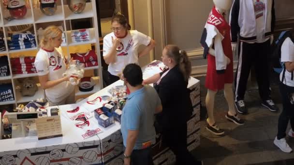 俄罗斯莫斯科-2018年8月5日: 游客购买官方足球运动员制服作为纪念品在销售点的体育商店, 在胶, 莫斯科。视频是从上面拍摄的 — 图库视频影像
