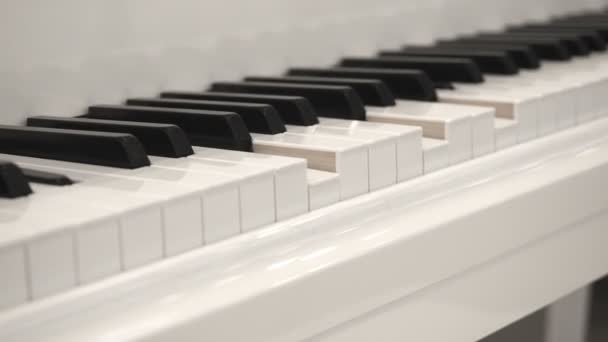 Self-Playing White Piano Without Pianist (en inglés). Tocando el piano. Vista de ángulo lateral de primer plano — Vídeo de stock