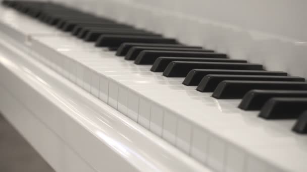 A tocar piano branco sem pianista. A tocar piano em pessoa. Fechar vista de ângulo lateral — Vídeo de Stock