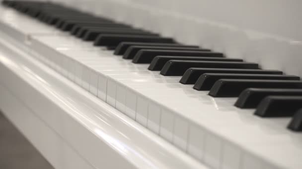 Self-Playing White Piano Without Pianist (en inglés). Tocando el piano. Vista de ángulo lateral de primer plano — Vídeo de stock