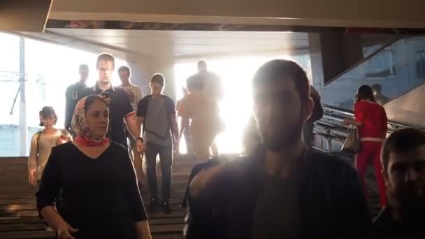 Μόσχα, Ρωσία - 6 Σεπτεμβρίου 2018: Απλοί άνθρωποι ανεβαίνουν και κατεβαίνουν προς το υπόγειο μετρό σε ώρα αιχμής. Οι άνθρωποι πηγαίνουν στην υπόγεια διάβαση. Σιλουέτες των ανθρώπων που περπατούν κάτω από τα βήματα κατά την — Αρχείο Βίντεο