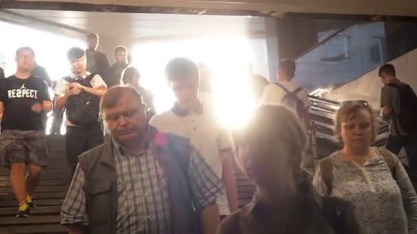 Moscou, Russie - 6 septembre 2018 : Des gens ordinaires montent et descendent dans le métro souterrain à l'heure de pointe. Les gens descendent au passage souterrain. Silhouettes de personnes marchant sur les marches contre la — Video