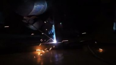 Kaynakçı işçi atlama kaynak gerçekleştirir. İşçi kaynakçı ark kaynağı süreci Metal yapılar gerçekleştirir. Kaynak Makinası kıvılcımlar uçuşuyordu. Kaynakçı Metal profilleri ikinci kat kapalı kaynak.