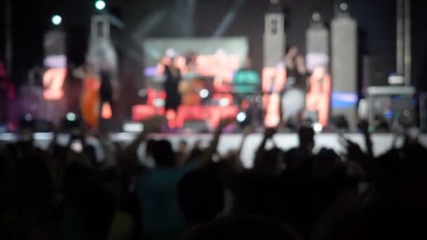 Blured Video achtergrond gelukkig publiek springen verhogen hun handen luchtgroep Rock Concert publiek handen omhoog roept juicht de ritme de concertzaal van de handen van de silhouetten van muziek musici voeren fase — Stockvideo