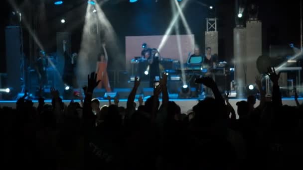 Zeitlupe Video Hintergrund Glückliches Publikum Springen Rosetten Hände Rockgruppe Konzerthalle — Stockvideo
