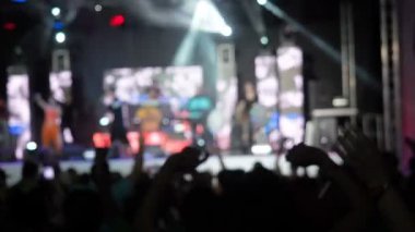 Mevsimlik Slow Motion Video arka plan seyirci sahne kalabalık ritim müzik müzisyen insanlar ellerini dans farklı yönlere Raisies eller Rock grubu konser salonu siluetleri gerçekleştirmek kollarını sallayarak