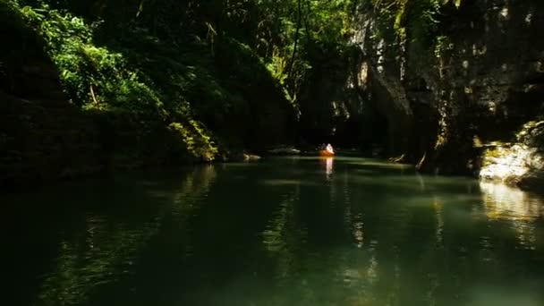 Emberek gumi evezős csónak természetes Canyon Rafting. Gyönyörű folyó sziklák között 30fps — Stock videók