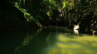 Kauçuk kürekli tekneler doğal kanyonda Rafting insanlar. Güzel nehir arasında uçurumlar 30 kare/sn