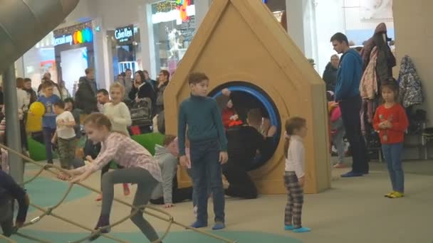 Moskau, russland - 16. september 2018: kinder, die im spielbereich des einkaufszentrums unter elterlicher aufsicht stehen. Spielende Kinder tummeln sich unter Aufsicht in der Spielzone des Einkaufszentrums — Stockvideo