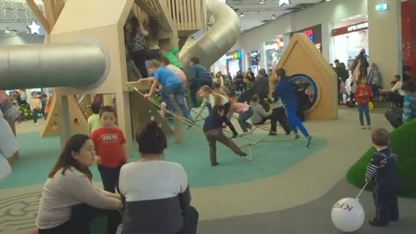 Moskau, russland - 16. september 2018: kinder, die im spielbereich des einkaufszentrums unter elterlicher aufsicht stehen. Spielende Kinder tummeln sich unter Aufsicht in der Spielzone des Einkaufszentrums — Stockvideo