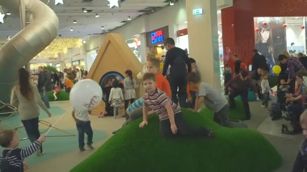 Москва, Россия - 16 сентября 2018 года: Дети играют в игровой зоне торгового центра под родительским контролем. Играющие дети резвятся в игровой зоне торгового центра под присмотром — стоковое видео