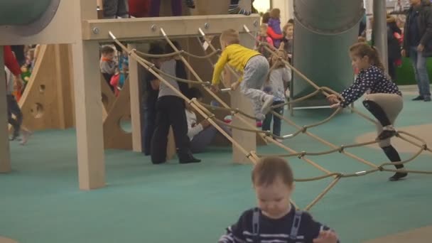 Moscú, Rusia - 16 de septiembre de 2018: Niños trenzados en la zona de juegos del centro comercial bajo control parental. Los niños juguetones se divierten en la zona de juego del centro comercial bajo la supervisión — Vídeo de stock