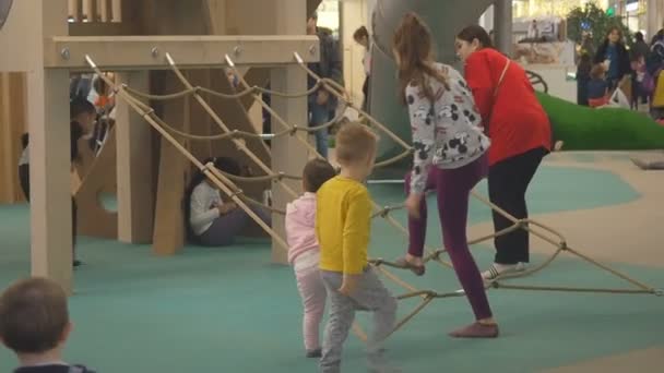 Moskau, russland - 16. september 2018: kinder, die im spielbereich des einkaufszentrums unter elterlicher aufsicht stehen. Spielende Kinder tummeln sich unter Aufsicht in der Spielzone des Einkaufszentrums — Stockvideo