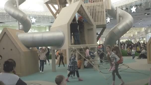 Mosca, Russia - 16 settembre 2018: I bambini si divertono nell'area giochi del centro commerciale sotto il controllo dei genitori. Bambini giocherelloni si divertono nella zona di gioco del centro commerciale sotto la supervisione — Video Stock