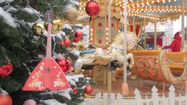 MOSCA - 25 DICEMBRE 2018: Paesaggio di strada di Capodanno a Mosca. La gente su giostra vicino a Piazza Rossa ha decorato alberi di Natale e organizzato per Natale e Anno nuovo. Fiera di Natale festiva. Luminoso — Video Stock