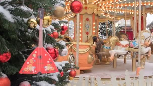 MOSCOW - DECEMBER 25, 2018: New Years street scenery in Moscow. People on carousel near Red Square decorated Christmas trees and arranged for Christmas and New Year. Festive Christmas fair. Luminous — Stock Video