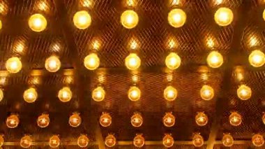 Birçok parlak parlayan camından lambalar. Aydınlatma Edison retro lambaları karanlık sıva arka plan üzerinde ayarlayın. Edison ampul ile moda çatı tasarımı ile şık çatı tasarım. Soyut endüstriyel