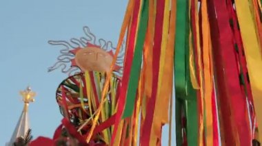 Festival ahşap direk Maslenitsa tırmanış için. Rüzgar bir gökyüzü arka planda çırpınan parlak şeritler. Noel tatil